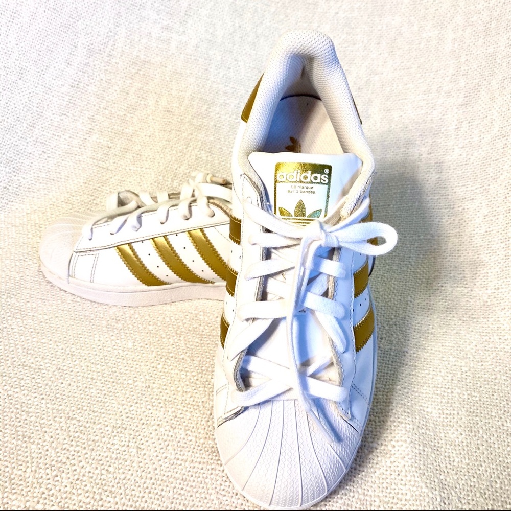 Gold - Adidas Superstar!